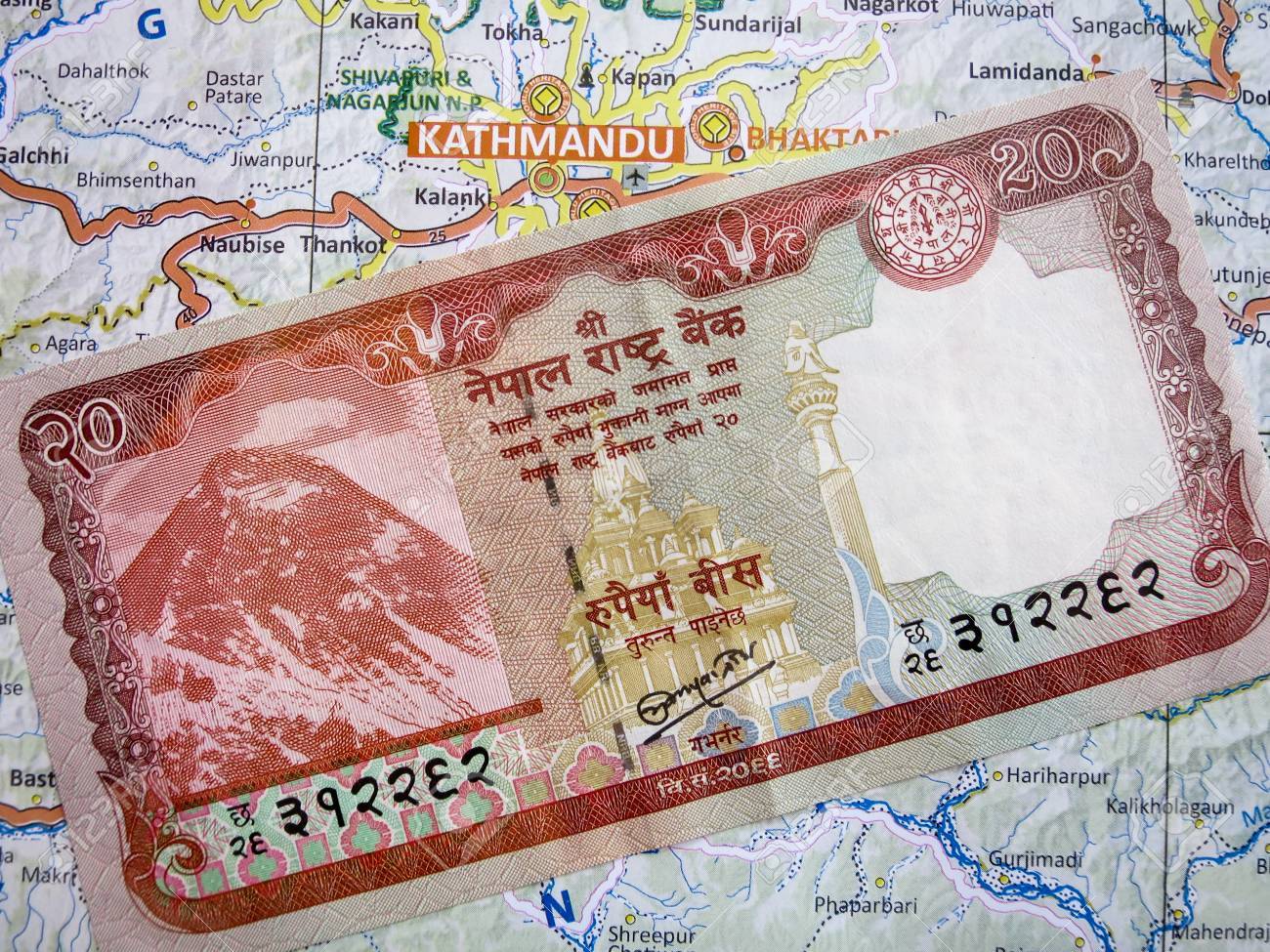62343739 une note de roupie népalaise sur une carte népal 